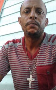 Identifican a hombre hallado asesinado a tiros y abandonado en carretera de Don Pedro; familiares rechazan versión de que fuera un atracador