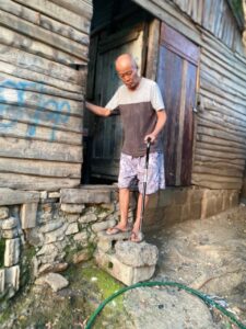 Ciudadano chino denuncia abandono y pide ayuda para regresar a su país tras vivir en extrema pobreza en Santiago.