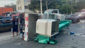 Aparatoso choque entre carro y camión grúa paraliza tránsito en la Circunvalación Sur de Santiago