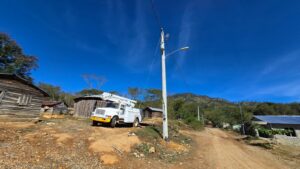 EDENORTE y Ministerio de Energía y Minas llevan electricidad a Cruz de Cabrera con inversión de RD$14.7 millones 