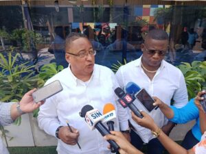 Administradora judicial toma control de plaza en Santiago en medio de denuncias por desalojos