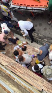 Estudiante resulta gravemente herida tras caer desde un cuarto piso en Santiago Oeste