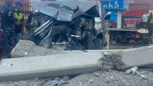 “Yo pensé que había temblado la tierra”: jeepeta convierte madrugada en un infierno tras derribar postes y provocar explosiones en Santiago