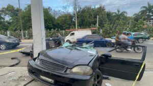 Mujer muere y conductor queda grave tras Honda Civic partirse en dos al chocar contra poste en la circunvalación sur de Santiago