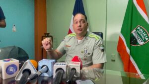 DIGESETT apunta a velocidad no prudente tras yipeta perder el control, derribar postes y dejar cuatro heridos en Santiago