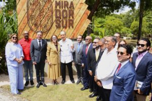 Ayuntamiento del Distrito Nacional devela tarja en honor a Joaquín Balaguer en el Parque Mirador Sur