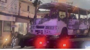 Autobús con pasajeros se incendia en plena avenida 27 de Febrero de Santiago
